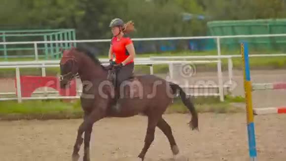 骑马的女孩视频的预览图