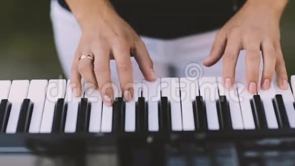 手在弹钢琴视频的预览图