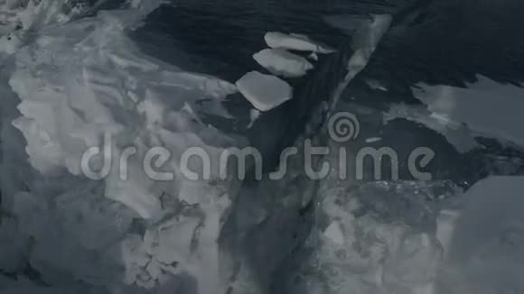 圣诺斯半岛附近的大块冰裂视频的预览图