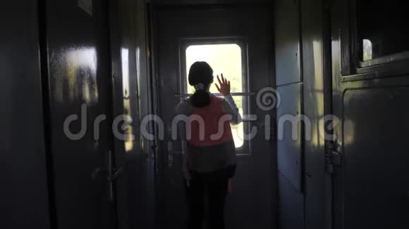 小女孩是一个乘火车旅行的背包客旅游运输铁路概念生活方式旅游学校视频的预览图