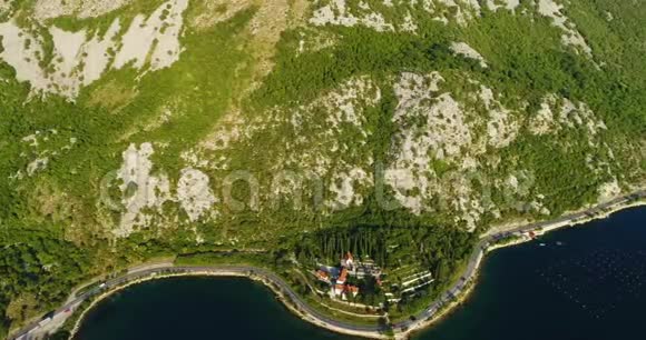 Kotor湾和沿岸村庄的鸟瞰图视频的预览图