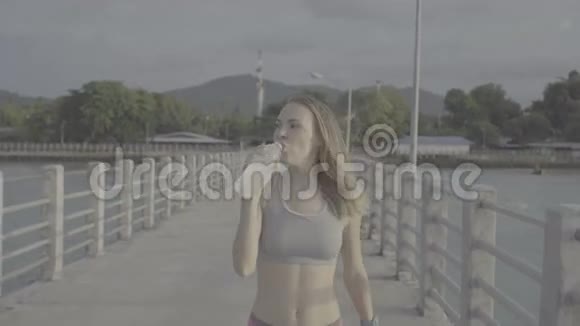 早上在海港健身的金发美女视频的预览图