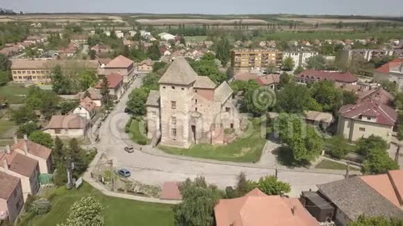 飞往匈牙利西蒙托尼亚中世纪城堡的空中无人机景观视频的预览图