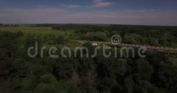 美丽的夏季景观鸟瞰图视频的预览图