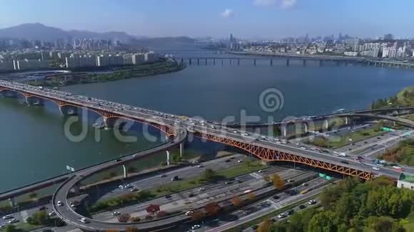 发达国家美丽建筑的城市景观鸟瞰图视频的预览图