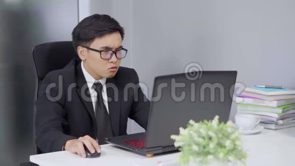 年轻的商人使用笔记本电脑有问题视频的预览图