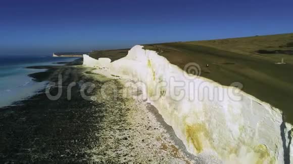 飞越英格兰南部海岸的白色悬崖视频的预览图
