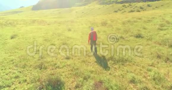 飞行背包徒步旅行游客走过青山野夏日的乡村山谷视频的预览图