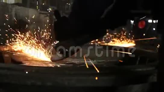 在铸造厂努力工作浇注钢水钢液浇注视频的预览图