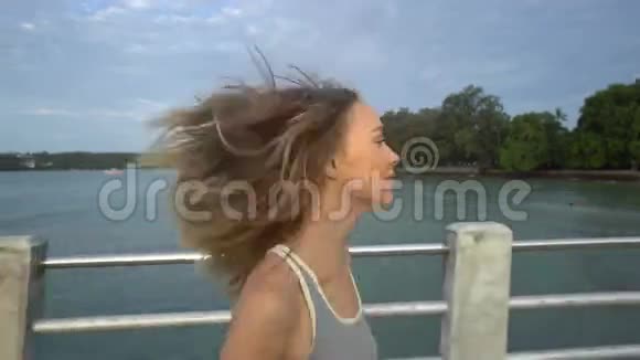 早上在海港健身的金发美女视频的预览图