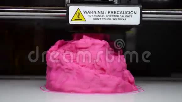 打印数字粉红色的3D打印机特写视频的预览图