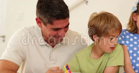 可爱的父母和孩子一起着色视频的预览图