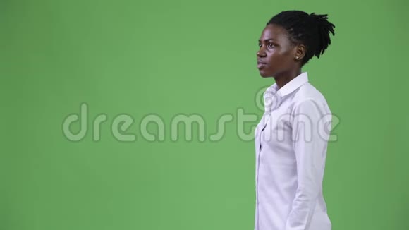 年轻漂亮的非洲女商人的形象视频的预览图
