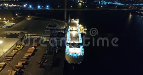 离开费城港口的航空母舰的航景视频的预览图