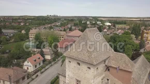 飞往匈牙利西蒙托尼亚中世纪城堡的空中无人机景观视频的预览图