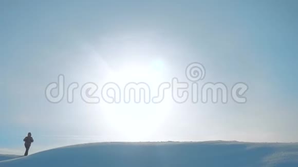 团队合作参考译文登山者登山山顶岩石山顶团体团队阳光生活方式剪影雪脚视频的预览图
