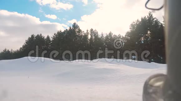 人的脚在深雪的冬天慢动作视频带着背包的人在雪地生活方式森林里散步视频的预览图