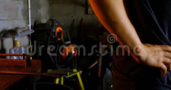 女金属匠站在4k工厂视频的预览图