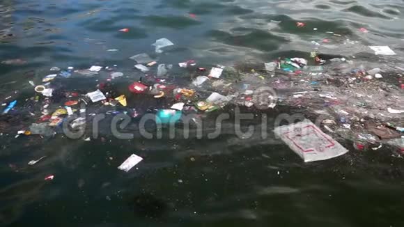 漂浮在海面上的塑料垃圾视频的预览图