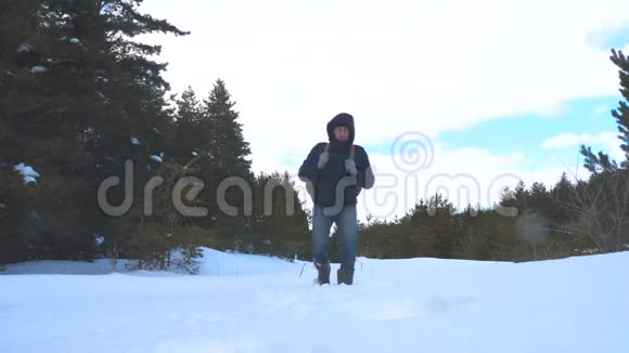 人的脚在深雪中行走慢动作视频带背包的男人旅行者在雪地森林里散步冬天的生活方式视频的预览图