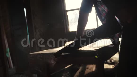 木匠手工和工艺概念慢动作视频生活方式木匠在车间里锯树锯阳光视频的预览图