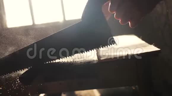 匠心手工与工艺概念慢动作视频木匠在车间里锯生活方式树锯阳光视频的预览图