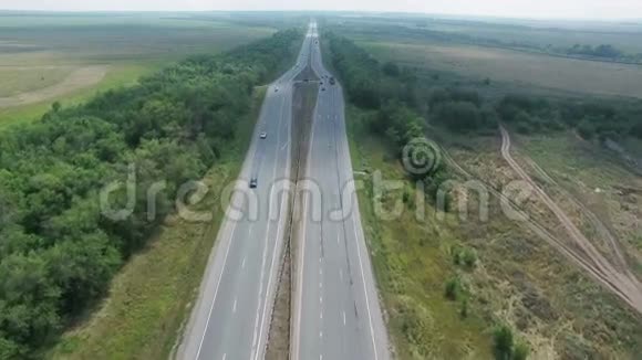 公路和交通的空中镜头人们在高速公路上乘汽车旅行视频的预览图