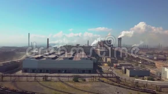 空中观景工业工厂烟管视频的预览图