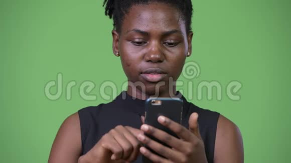 年轻漂亮的非洲女商人用电话视频的预览图