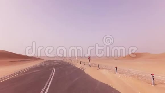 从绿洲利瓦到莫雷布沙丘的新公路鲁巴尔哈利沙漠股票录像视频的预览图