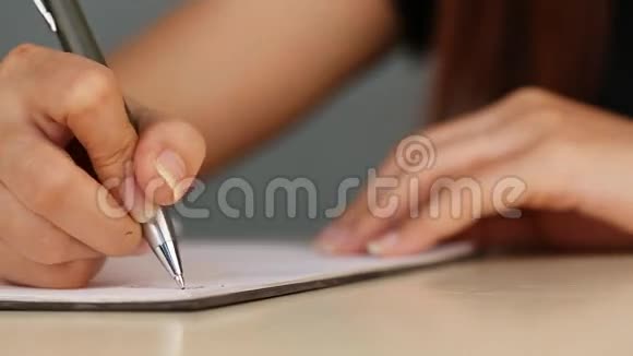 手在纸上书写视频的预览图