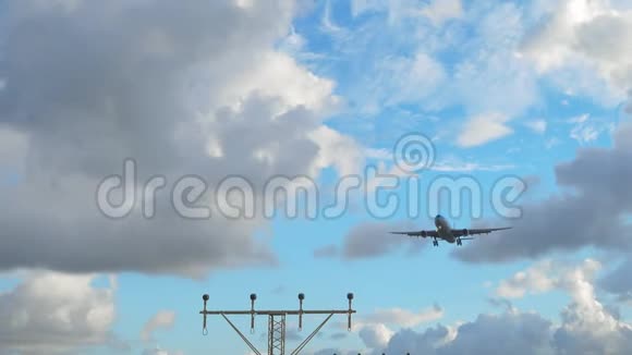 飞机在早晨降落前接近视频的预览图