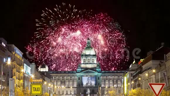 捷克共和国布拉格新城Wenceslas广场夜景和假日烟火视频的预览图