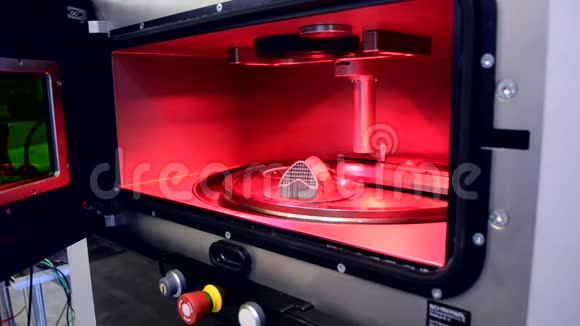 金属3d打印机上的金属粉末印刷物体视频的预览图