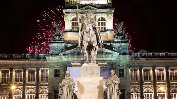捷克共和国布拉格新城Wenceslas广场夜景和假日烟火视频的预览图