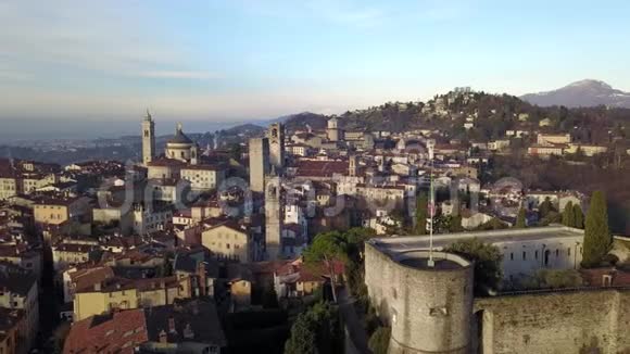 贝加莫意大利无人机鸟瞰古镇市中心景观及其历史建筑视频的预览图