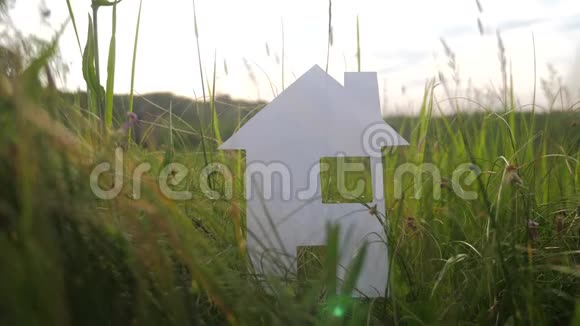 生活方式幸福家庭建设之家理念纸屋矗立在大自然的绿草中象征生命生态视频的预览图