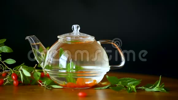 从玻璃茶壶里的成熟的红果酱果茶视频的预览图