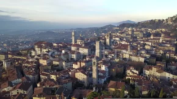 贝加莫意大利无人机鸟瞰古镇市中心景观及其历史建筑视频的预览图