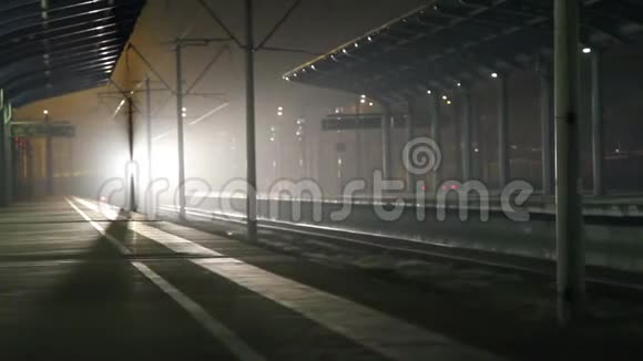 火车夜间运输视频的预览图