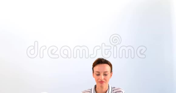 女人一边喝咖啡一边用笔记本电脑4k视频的预览图