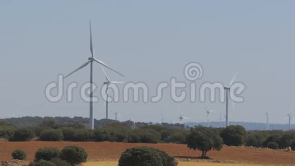 西班牙沙漠中的风力涡轮机视频的预览图