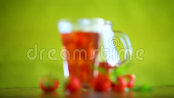 成熟的红色草莓在玻璃装饰器中的甜蜜组合视频的预览图