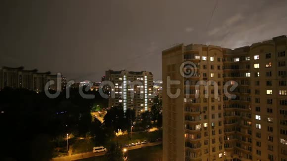 雷暴在城市上空在夜空背景下莫斯科俄罗斯视频的预览图