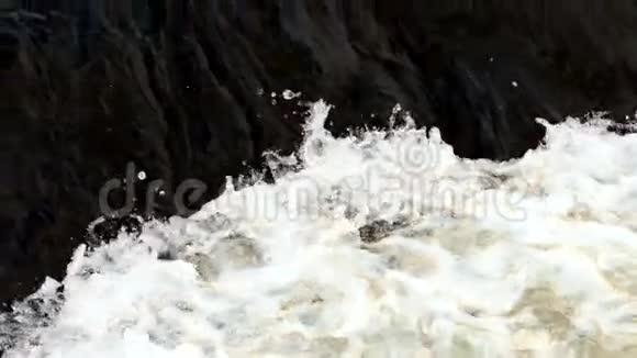 瀑布流淌在乡村视频的预览图