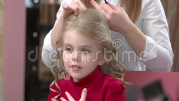 金发的小女孩视频的预览图