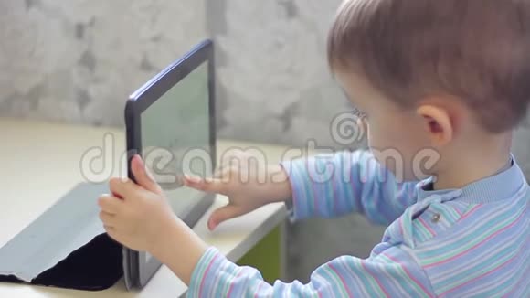 玩平板电脑游戏的孩子视频的预览图