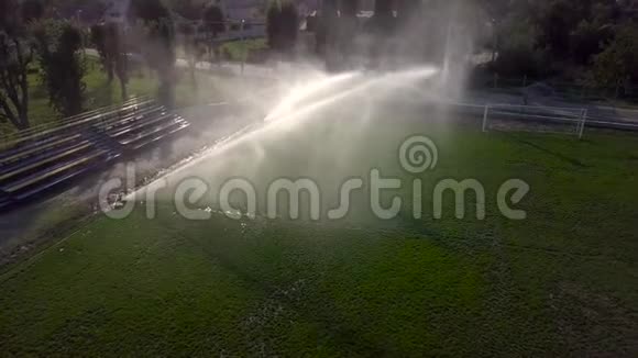 足球场草坪浇水的鸟瞰图视频的预览图