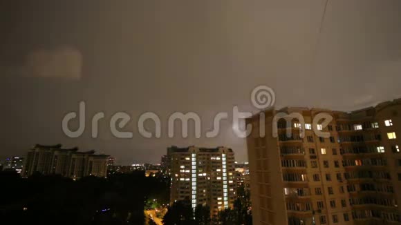 雷暴在城市上空在夜空背景下莫斯科俄罗斯视频的预览图