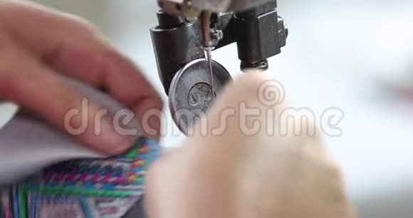 制鞋者大师工匠工人是在一个小的阁楼里制造生产鞋子视频的预览图